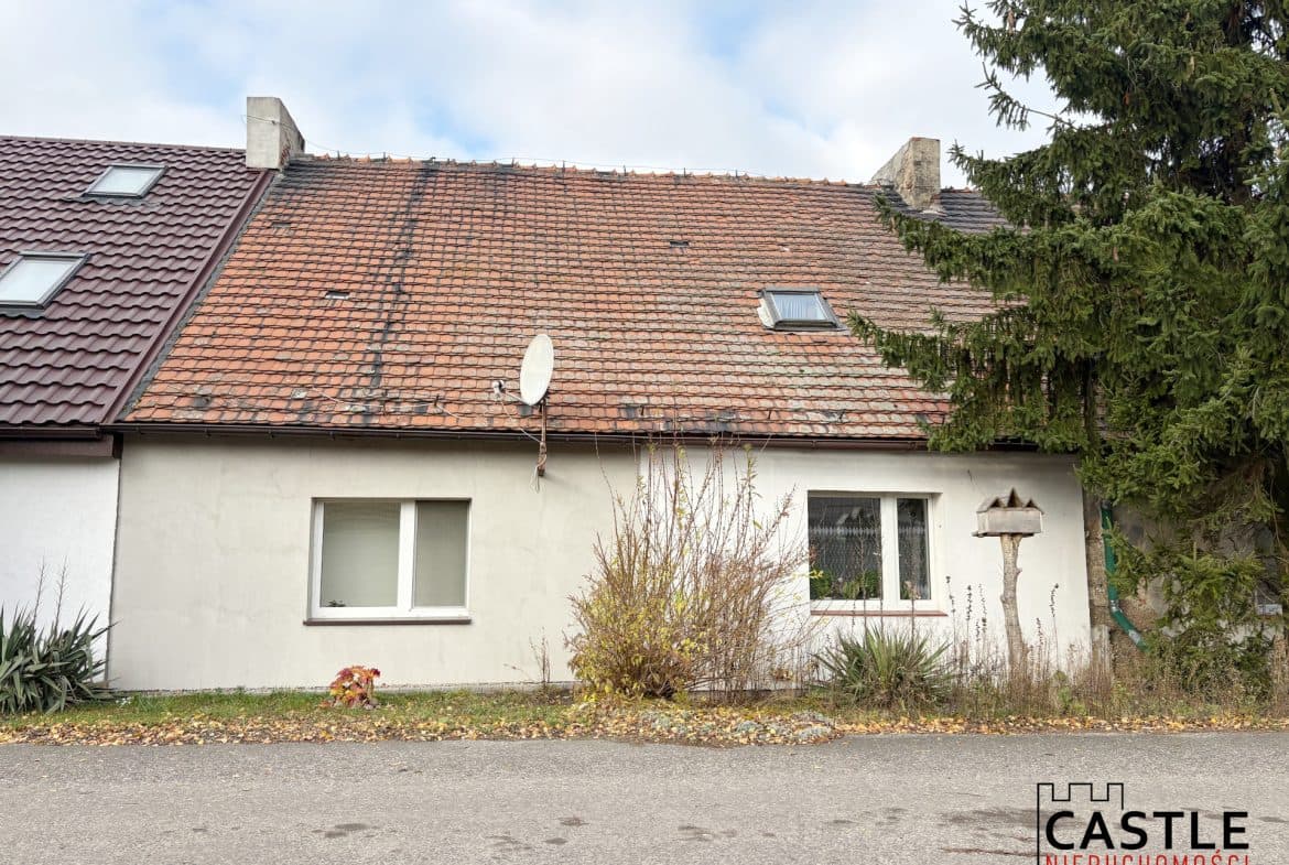 Na sprzedaż dom w zabudowie szeregowej o powierzchni 60 m², położony w spokojnym Runowie, zaledwie 1 km od Kórnika. Idealna propozycja dla rodziny, pary lub inwestora szukającego praktycznej nieruchomości z ogrodem.
Cena: 246 000 PLN
Na nieruchomość składa się:Parter:
jasny salon,
kuchnia,
łazienka z wanną.
Piętro:
2 ustawne pokoje,
łazienka z prysznicem.
Na działce o powierzchni 400 m² znajduje się również budynek gospodarczy, świetny jako warsztat, magazyn lub miejsce na sprzęt ogrodowy. Duży ogródek daje możliwość relaksu, upraw czy stworzenia strefy zabaw dla dzieci.
Standard i wyposażenie
na podłogach panele,
okna PCV,
ogrzewanie węglowe (piec w kotłowni),
dom wyremontowany ok. 5 lat temu – zadbany, do ewentualnego odświeżenia według własnych potrzeb.
Lokalizacja
Runowo to cicha miejscowość położona tuż obok Kórnika, z szybkim dostępem do pełnej infrastruktury: sklepów, szkół, przedszkoli, komunikacji i terenów rekreacyjnych. Świetny dojazd do Poznania oraz okolicznych miejscowości sprawia, że jest to lokalizacja wyjątkowo wygodna do życia.
Nr oferty w biurze 25/S/EP/AR/48
Zapraszamy do kontaktu
Ewa Palacz 720 806 208
Agnieszka Ratajczak 516 072 023
Powyższy opis ma charakter informacyjny i nie stanowi oferty w rozumieniu przepisów Kodeksu Cywilnego, a dane w nim zawarte mogą ulec zmianie