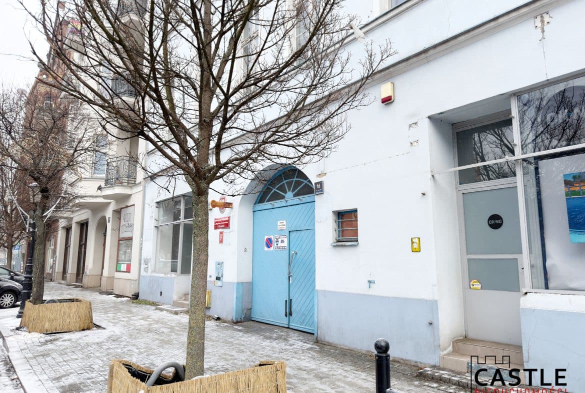 Na sprzedaż atrakcyjna nieruchomość inwestycyjna zlokalizowana w ścisłym centrum Poznania, przy ul. Szewskiej, w bezpośrednim sąsiedztwie Starego Rynku. Jedna z najbardziej prestiżowych i poszukiwanych lokalizacji w mieście, idealna pod działalność usługową, handlową, biurową oraz funkcję mieszkaniową.
Nieruchomość położona jest na działce o powierzchni 500 m², objętej miejscowym planem zagospodarowania przestrzennego – UMsw:
tereny zabudowy śródmiejskiej, zwartej, średniowysokiej, z przeznaczeniem:
usługowym
centrotwórczym i ogólnomiejskim
mieszkaniowym
Łączna powierzchnia użytkowa budynków: 1 219,02 m²
Budynek frontowy
podpiwniczony
z poddaszem użytkowym
odbudowany po zniszczeniach wojennych w latach 50.
pomieszczenia biurowe odnowione i klimatyzowane
2 lokale użytkowe na parterze z niezależnymi wejściami bezpośrednio z ulicy – doskonała ekspozycja i potencjał handlowy
Budynek oficyny
4 kondygnacje
wybudowany w latach 80.
funkcja biurowa
w 2008 r. wykonano instalację klimatyzacji
Media i instalacje
instalacja wodno-kanalizacyjna z odprowadzeniem do sieci miejskiej
ogrzewanie gazowe – własna kotłownia
klimatyzacja w części biurowej
Atuty nieruchomości
topowa lokalizacja w centrum miasta, kilka kroków od Starego Rynku
możliwość dalszego rozwoju lub zmiany funkcji zgodnie z MPZP
niezależne lokale handlowe na parterze
idealna propozycja dla inwestora, funduszu lub pod siedzibę firmy
stabilny potencjał dochodowy
Cena: 8 400 000 zł
Nieruchomość stanowi rzadką ofertę na rynku – połączenie prestiżowej lokalizacji, dużej powierzchni użytkowej oraz elastycznych możliwości zagospodarowania.
Zapraszamy do kontaktu w celu uzyskania szczegółów i umówienia prezentacji.
Agnieszka Ratajczak : 516 072 023
Ewa Palacz : 720 806 208
Nr oferty w biurze: 25/S/EP/AR/50
Powyższy opis ma charakter informacyjny i nie stanowi oferty w rozumieniu przepisów Kodeksu Cywilnego, a dane w nim zawarte mogą ulec zmianie
Biuro Nieruchomości CASTLE zapewnia bezpiecze