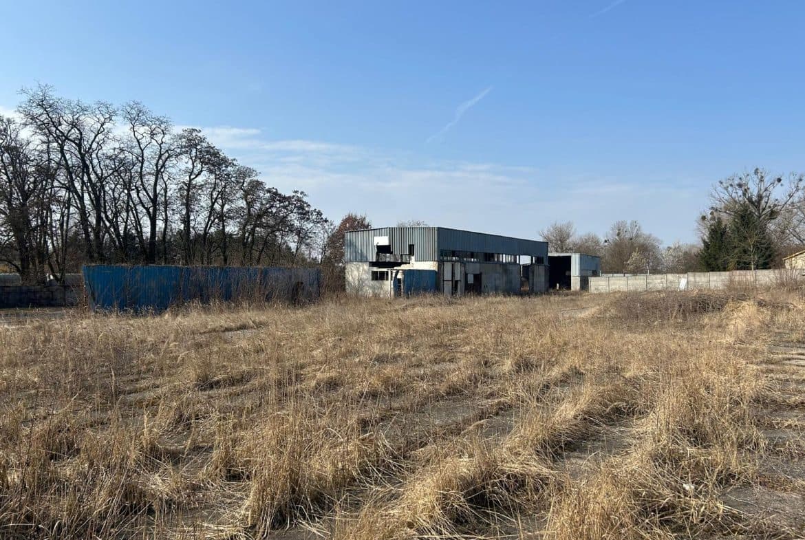 Na sprzedaż atrakcyjna działka położona w doskonale skomunikowanej lokalizacji – Poznań Krzesiny, w pobliżu węzła autostrady A2 oraz bezpośrednio przy drodze ekspresowej S11.
Nieruchomość stanowi idealną propozycję dla inwestorów oraz firm poszukujących terenu pod zabudowę produkcyjną, usługową lub magazynową, w strategicznym punkcie komunikacyjnym.
Parametry działki:
Powierzchnia: 11 255 m²
Przeznaczenie:
część działki – zabudowa produkcyjna
pozostała część – zabudowa usługowa
Maksymalna wysokość zabudowy: do 17 m
Działka jest obecnie częściowo zabudowana budynkami o charakterze biurowo-usługowym. Istniejąca zabudowa stwarza potencjał do adaptacji, jednak w zależności od planowanej inwestycji wymagana będzie modernizacja lub rozbiórka.
Media:
prąd
woda
kanalizacja
gaz
Stan prawny: pełna własność
Zapraszam do kontaktu!
Dominik Wieczorek 720 805 206