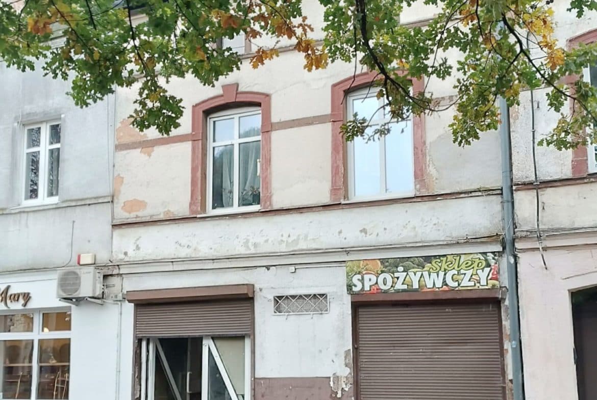 Przedstawiam Państwu lokal do wynajęcia blisko Bulwaru nad Wisłą w Tczewie.
Jest także możliwość wynajęcia lokalu!
Nieruchomość:
– powierzchnia: 106,73m2;
– miejsca parkingowe ogólnodostępne są dla Klientów przed budynkiem;
– wejście do lokalu jest bezpośrednio z ulicy;
– media są podłączone do lokalu: woda, prąd, gaz, kanalizacja;
– z głównej sali można zejść po schodkach do pomieszczenia, które może służyć za magazyn;
– lokal jest do kapitalnego remontu;
– lokal posiada dużą witrynę od głównej ulicy;
– zamontowane są rolety antywłamaniowe.
Lokalizacja:
Lokal znajduje się przy ulicy Kardynała Stefana Wyszyńskiego w Tczewie, tuż przy Skwerze Kolejarzy Polskich. Do znanego Bulwaru nad Wisłą jest około 500m. Lokal znajduje się tuż przy Starówce.
Dla kogo?:
Oferta lokalu do wynajęcia będzie idealna dla osób, które chciałyby otworzyć swój biznes w samym centrum Tczewa. Będzie to idealne miejsce na: restaurację, pub, salon piękności, usługi beauty, biuro rachunkowe, handel czy usługi.
Serdecznie zapraszam do umówienia prezentacji!
Kontakt w sprawie oferty:
Biuro Nieruchomości CASTLE
Katarzyna Kacperska
Tel. 576314004
Gdańsk, ul. Kartuska 69
Powyższy opis ma charakter informacyjny i nie stanowi oferty handlowej w rozumieniu Kodeksu Cywilnego, a dane w nim podane mogą ulec zmianie. Biuro Nieruchomości CASTLE zapewnia bezpieczeństwo transakcji oraz profesjonalną obsługę, aż do przekazania nieruchomości nowym właścicielom. Pomagamy w doborze kredytu.